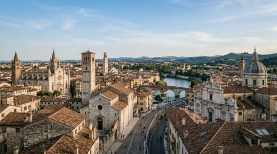 Historische europäische Stadtansicht mit verschiedenen Bauepochen und architektonischen Stilen