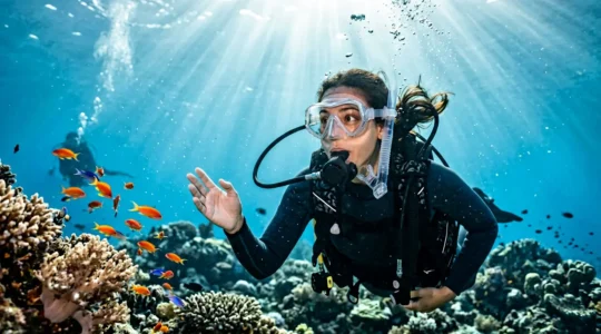 Taucher erlebt seinen ersten Unterwasser-Moment in kristallklarem Meer
