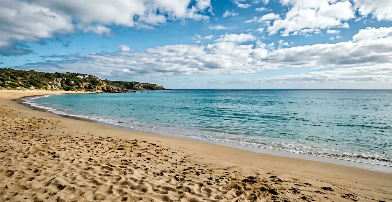 Feinsandiger Strand mit türkisblauem Wasser und sanften Wellen für perfekten Strandurlaub