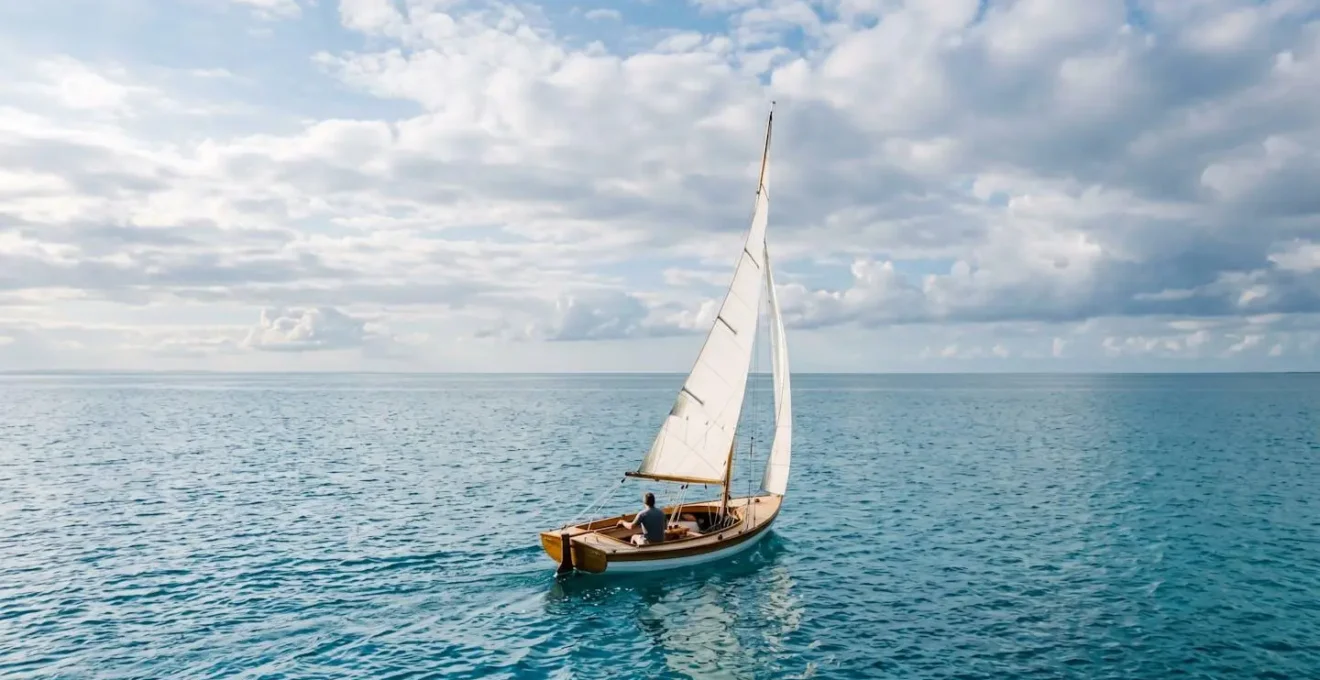 Segelboot gleitet lautlos über ruhiges Wasser mit Wind in den Segeln