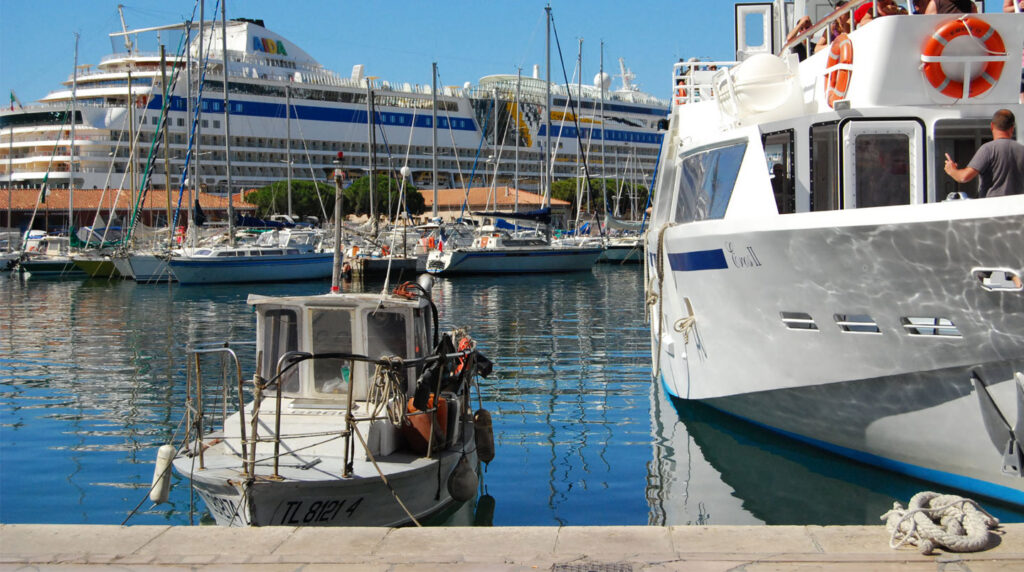 Blick auf einen modernen südfranzösischen Hafen mit einem weissen Fährschiff am Kai und zeitgenössischer Hafeninfrastruktur Blick auf einen modernen südfranzösischen Hafen mit einem weissen Fährschiff am Kai und zeitgenössischer Hafeninfrastruktur
